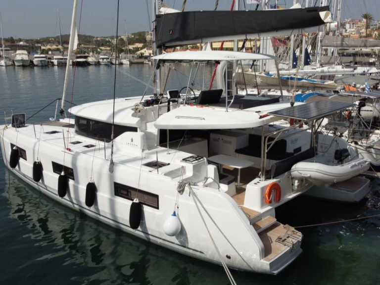 Catamarán para alquilar Lávrio al mejor precio