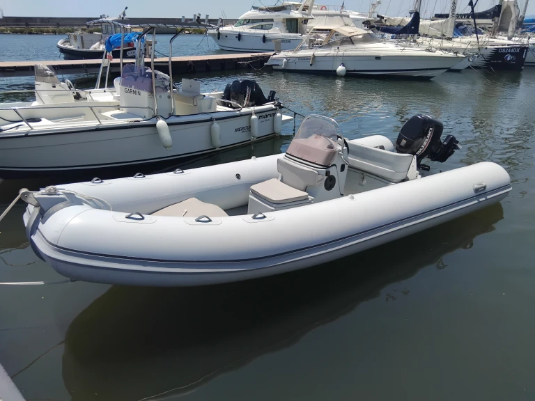 Alquiler de Neumática, con o sin patrón Joker Boat Cagliari