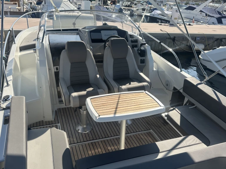 Alquiler de Jeanneau Cap Camarat 7.5 WA en Antibes