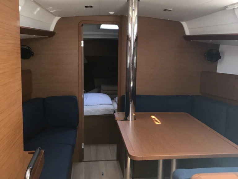 Jeanneau Sun Odyssey 389 de alquiler a Ajaccio