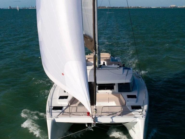 Catamarán para alquilar Toúrlos al mejor precio