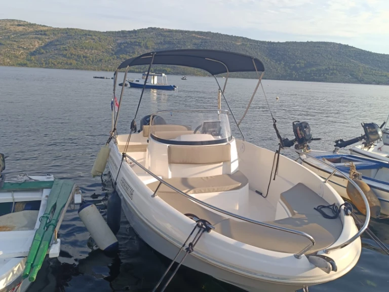 AM Yacht Prince 570 Open de alquiler a Poljica