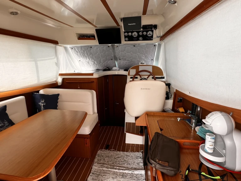Alquiler de embarcaciones Jeanneau Merry Fisher 925 Fly enReal Club Marítimo de Huelva en Samboat
