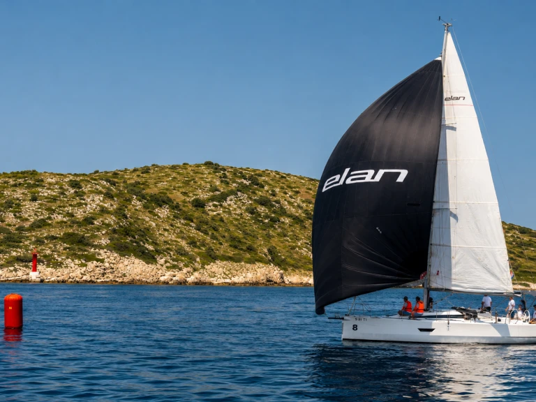Alquiler de Velero, con o sin patrón Elan Betina