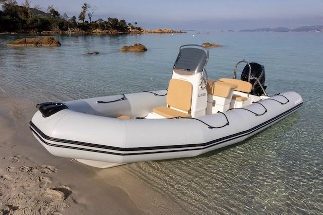 Alquiler de barcos Isolella barato de BOMBARD 650 SUNRIDER NEO