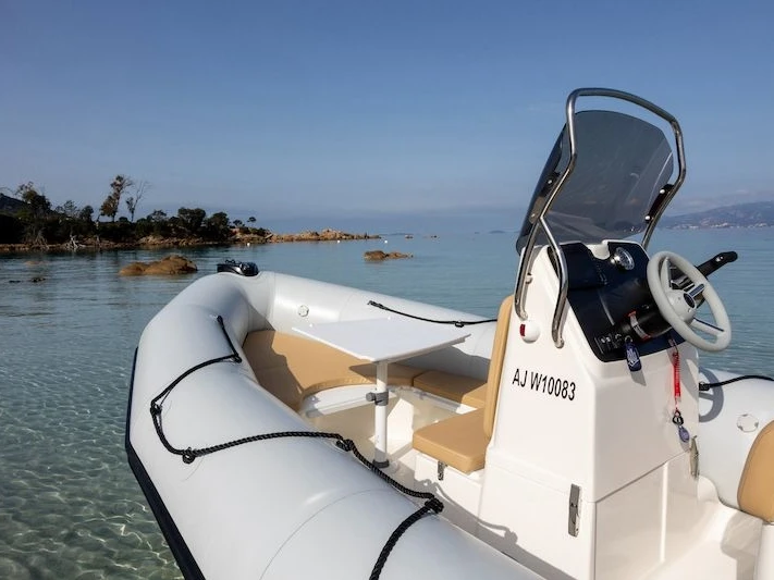 Alquiler de barcos Isolella barato de BOMBARD 650 SUNRIDER NEO