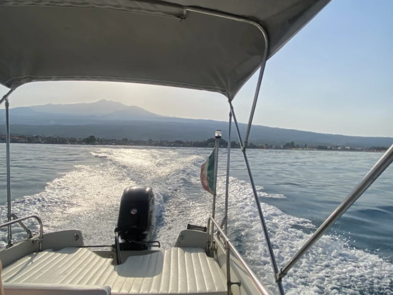 Boston Whaler Boston Whaler 17 de alquiler a Riposto