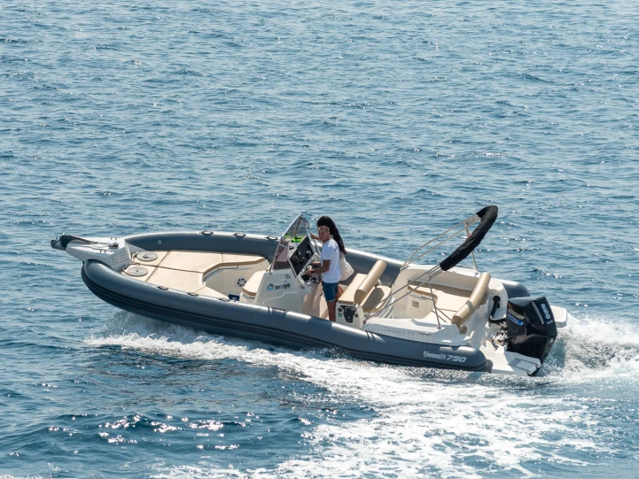 Alquiler de embarcaciones Pirelli 880 L Edition enTrogir en Samboat