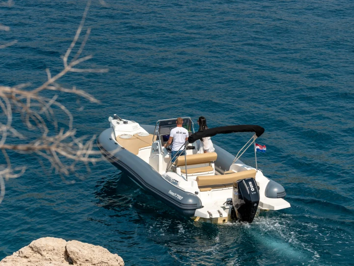 Pirelli 880 L Edition de alquiler a Trogir
