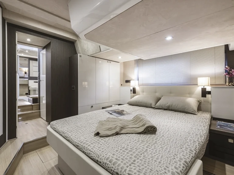 Alquiler de embarcaciones Cranchi Cranchi 60 ST enSaint-Tropez en Samboat
