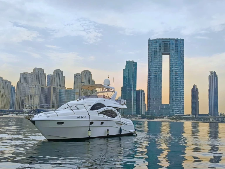 Alquiler Lancha en Dubai Marina - Majesty Yachts Mejesty 50
