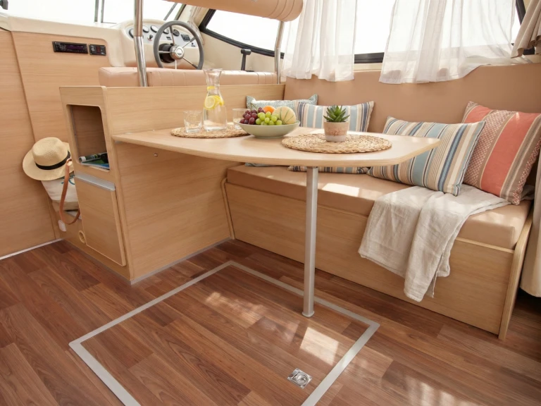 Alquiler de Nicols Yacht Nicols Sedan Primo en Bellegarde