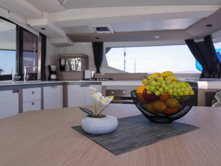 Alquiler de barcos Sámi barato de Fountaine Pajot 47 TANNA LUX (GEN,AC,WATERMAKER)