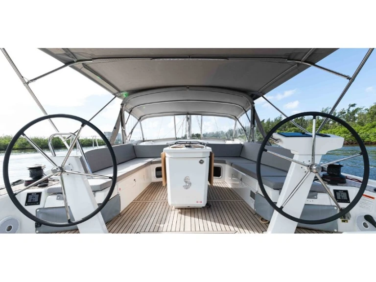 Alquiler de Bénéteau Oceanis 51.1 en Nikiána
