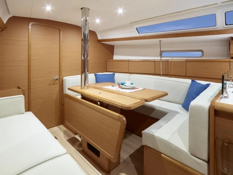 Alquiler de Jeanneau Sun Odyssey 389 (2019)  Jeanneau Sun Odyssey 389 (2019)  en Marsella