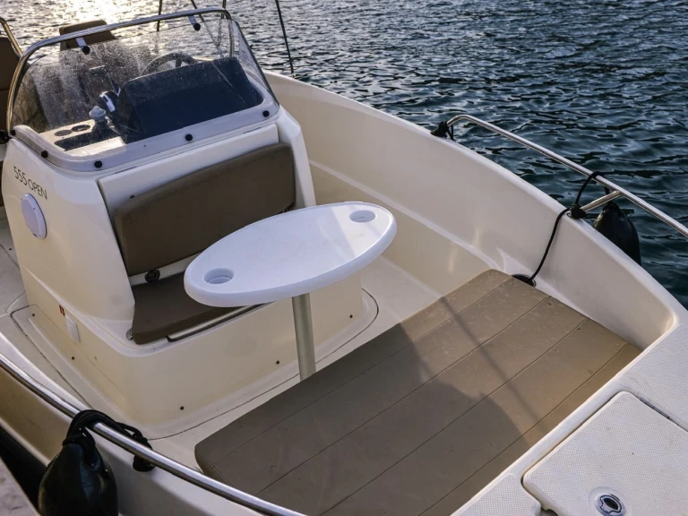 Alquiler de Quicksilver Activ 555 Open en Marsella