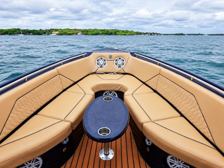 Alquiler Barco de motor Custom Made con o sin  título de navegación