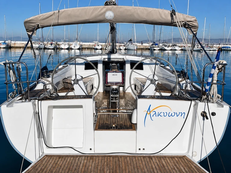 Velero para alquilar Lávrio al mejor precio