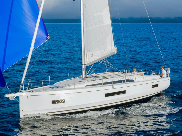 Alquiler de embarcaciones Bénéteau Oceanis 40.1 enNéa Péramos en Samboat