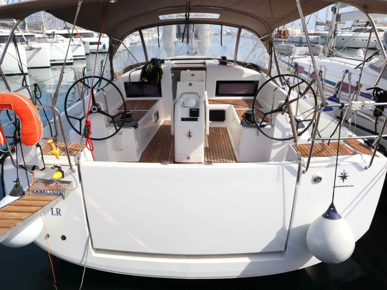 Alquiler de Velero, con o sin patrón Jeanneau Gouviá