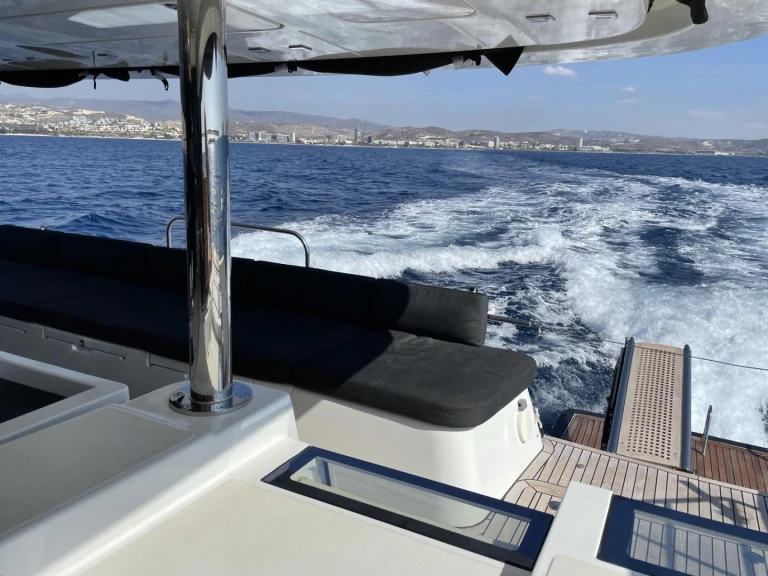 Alquiler de embarcaciones Lagoon Lagoon 630 Motor Yacht enNidrí en Samboat