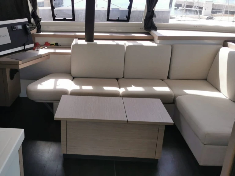 Alquiler de embarcaciones Fountaine Pajot Astréa 42 (6 cab.) enBormes-les-Mimosas en Samboat