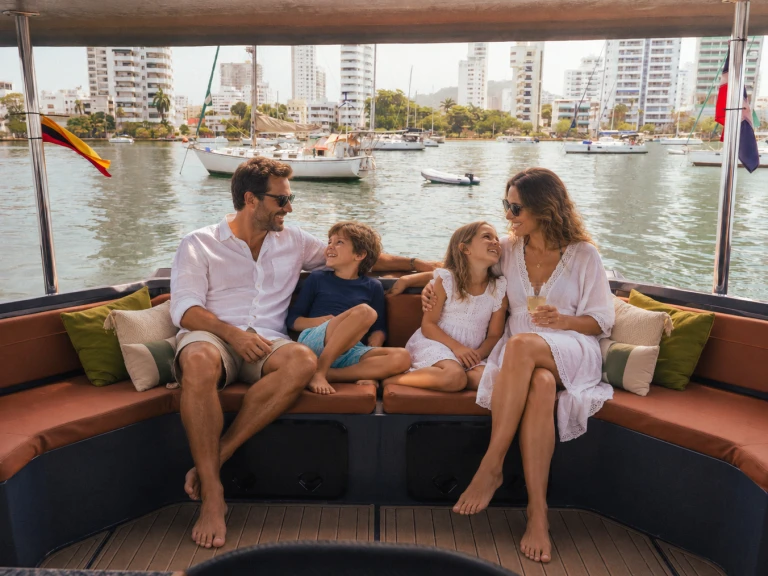 Alquiler Catamarán Custom Made con o sin  título de navegación