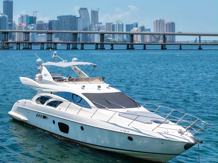 Alquiler de embarcaciones Azimut Azimut 64 Fly enMiami en Samboat