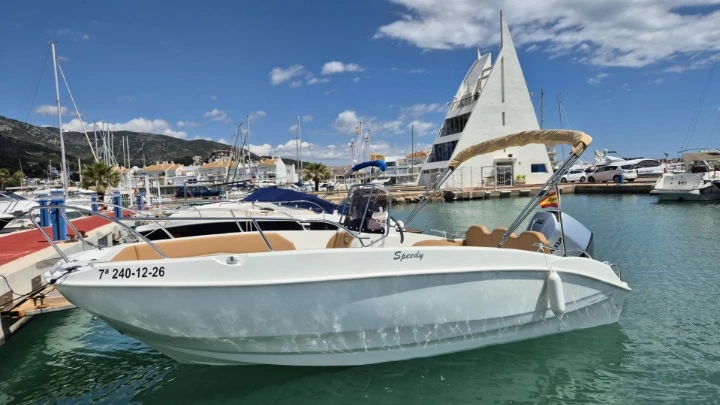 Cayman 585 de alquiler a Cala Galdana