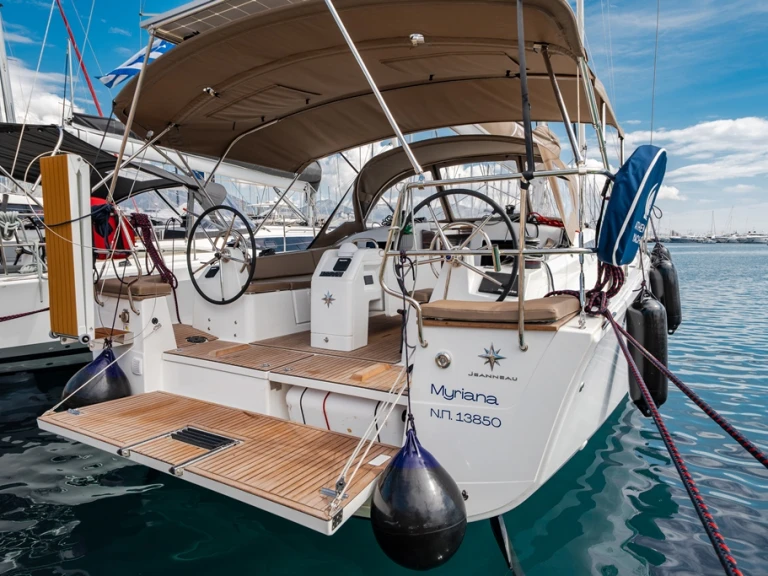 Alquiler de Jeanneau Sun Odyssey 415 en Néa Péramos