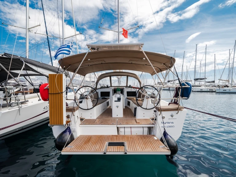 Alquiler de Jeanneau Sun Odyssey 415 en Néa Péramos