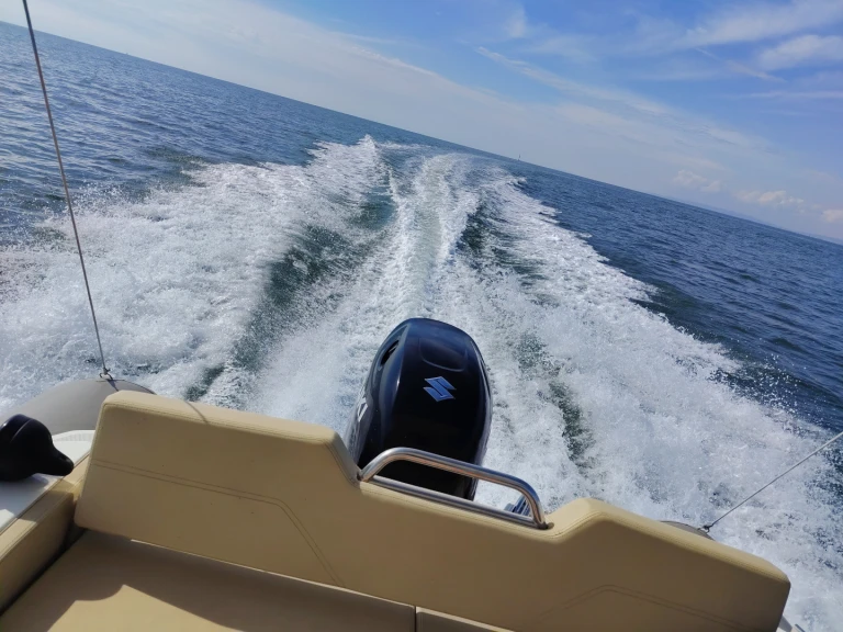 Alquiler Barco de motor Karnic con o sin  título de navegación
