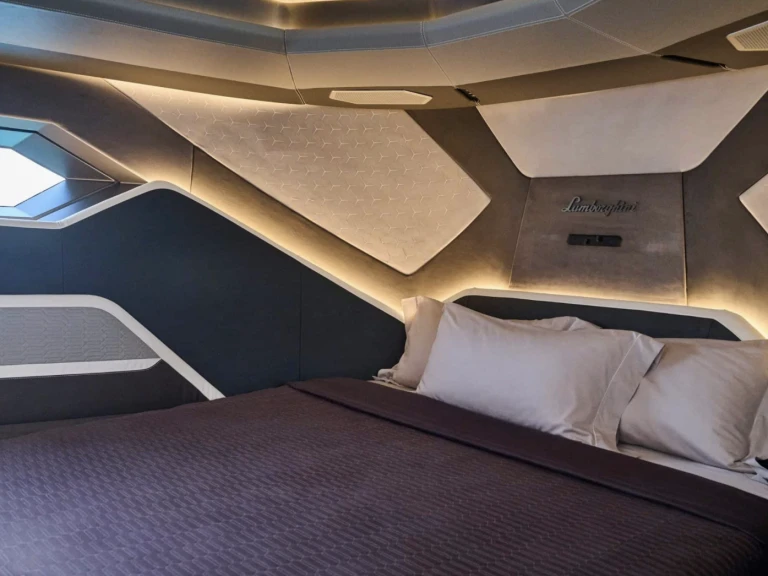 Alquiler de Tecnomar Lamborghini 63  en Dubai Marina