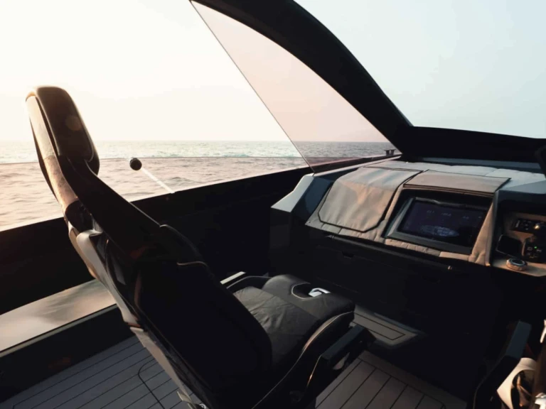 Alquiler de barcos Dubai Marina barato de Lamborghini 63 