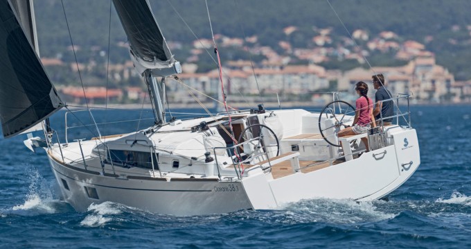 Alquiler de embarcaciones Bénéteau Oceanis 38.1 enPort Olona en Samboat
