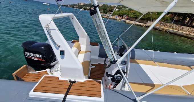 Novomar 630 de alquiler a Novalja
