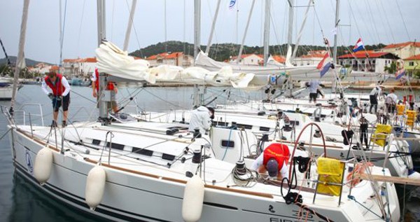 Velero para alquilar ACI Marina Jezera al mejor precio