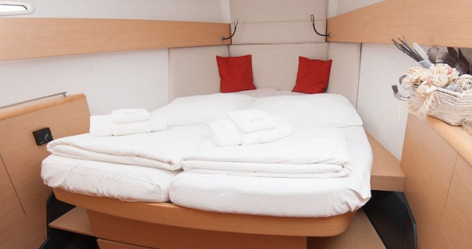 Velero para alquilar Kaštel Gomilica al mejor precio